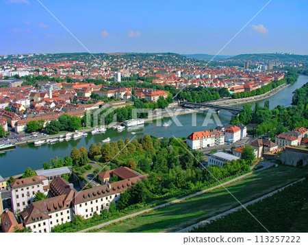 從馬林貝格堡俯視德國維爾茨堡老城區 從馬林貝格堡俯視德國維爾茨堡老城區 113257222