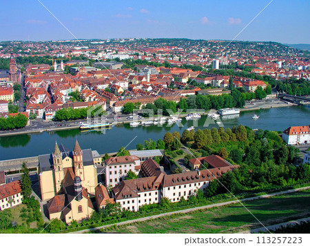 從馬林貝格堡俯視德國維爾茨堡老城區 從馬林貝格堡俯視德國維爾茨堡老城區 113257223
