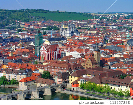 從馬林貝格堡俯視德國維爾茨堡老城區 113257228