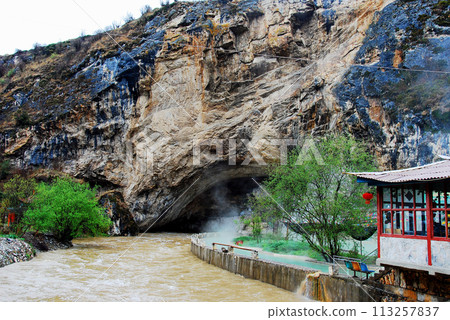 中國,雲南省,香格里拉縣,茶馬古道,天生橋下流淌的河流和右岸的溫泉 中國,雲南省,香格里拉縣,茶馬古道,天生橋下流淌的河流和右岸的溫泉 113257837
