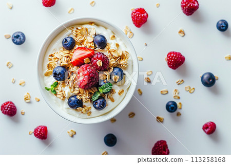 Fresh Berry Yogurt Parfait 113258168