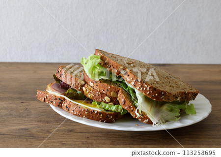 木質背景板上的有機麵包三明治 113258695