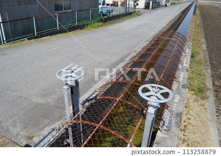 Farm roads and agricultural waterways Rural scenery Farm roads and agricultural waterways Rural scenery 113258879