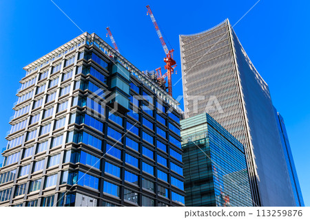 從東京都中央區京橋一丁目十字路口看到的城市景觀 從東京都中央區京橋一丁目十字路口看到的城市景觀 113259876