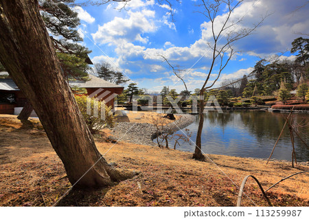 Suirakuen: A Japanese garden with a strolling pond 113259987