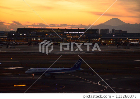 沐浴在夕陽下的羽田機場 113260375