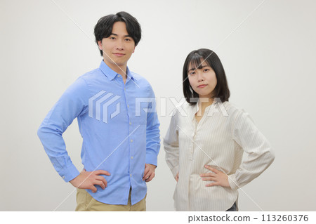 穿著休閒服的男女把手放在臀部_1 113260376