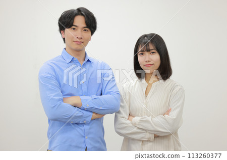 穿著休閒服的男女交叉雙臂_1 113260377