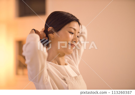 女商人綁著頭髮，準備晚餐 113260387