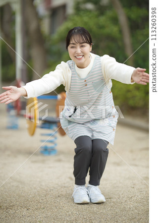 幼兒園老師在公園照顧孩子們 幼兒園老師在公園照顧孩子們 113260398