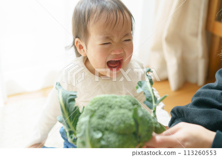 Baby cries when he sees broccoli 113260553