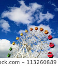 色彩繽紛的摩天輪在藍天的襯托下旋轉 113260889