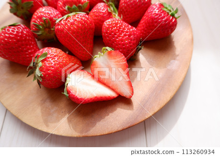 Fresh strawberries, fresh strawberries on a wooden plate Fresh strawberries, fresh strawberries on a wooden plate 113260934