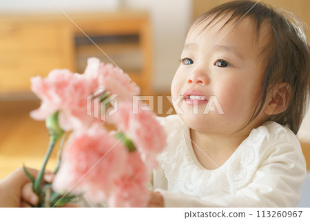 嬰兒與康乃馨花束 嬰兒與康乃馨花束 113260967