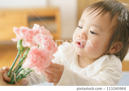 嬰兒與康乃馨花束 嬰兒與康乃馨花束 113260968