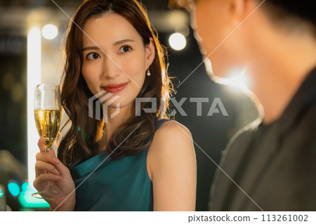 Couple drinking champagne 113261002