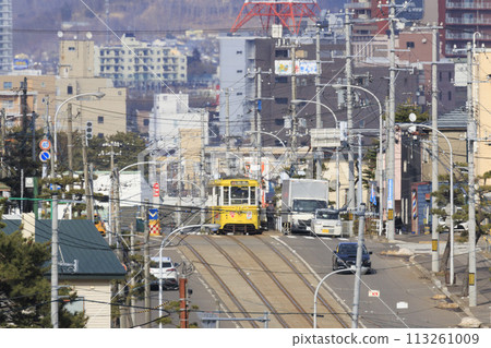 [標誌、號碼、駕駛、汽車擋風玻璃模糊]從函館市電車青柳町電車站出發並到達的黃色列車 113261009