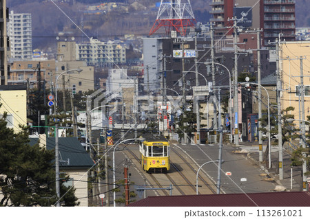 [標誌、號碼、駕駛、汽車擋風玻璃模糊]從函館市電車青柳町電車站出發並到達的黃色列車 113261021
