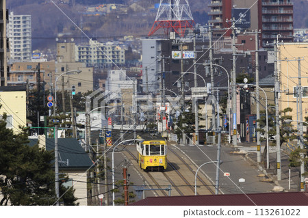[標誌、號碼、駕駛、汽車擋風玻璃模糊]從函館市電車青柳町電車站出發並到達的黃色列車 113261022