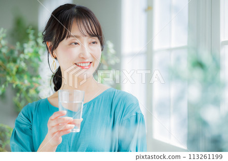 中年女性、補水、生活方式 113261199