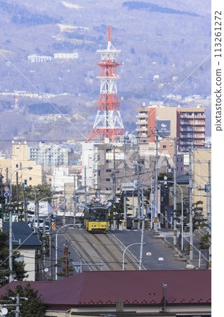 [垂直構圖、標誌、駕駛模糊]從函館市電車青柳町站到達和出發的電車 113261272