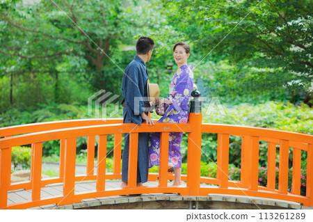 Middle-aged couple in yukata 113261289
