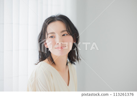 Young lady's portrait 113261376