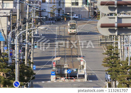 [標誌及車號製造商標誌玻璃模糊]函館市電車2號線到達八頭頭電車站並出發 113261707