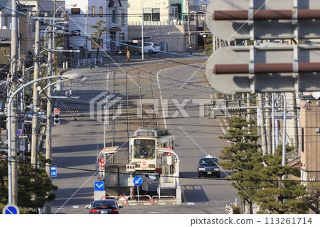 [標誌及車號製造商標誌玻璃模糊]函館市電車2號線到達八頭頭電車站並出發 113261714