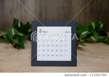 May 2024 calendar - Desk calendar with wood grain background and black border 113261794