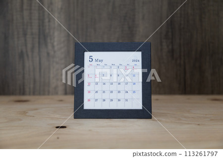 2024 年 5 月曆法：木紋背景與黑色邊框的桌歷 113261797