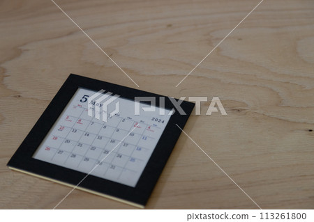 2024 年 5 月曆法：木紋背景與黑色邊框的桌歷 113261800