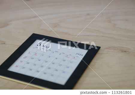 2024 年 5 月曆法：木紋背景與黑色邊框的桌歷 113261801