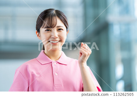 一位年輕的女性護理人員。 一位年輕的女性護理人員。 113262505