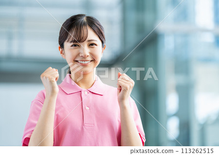 一位年輕的女性護理人員。 一位年輕的女性護理人員。 113262515