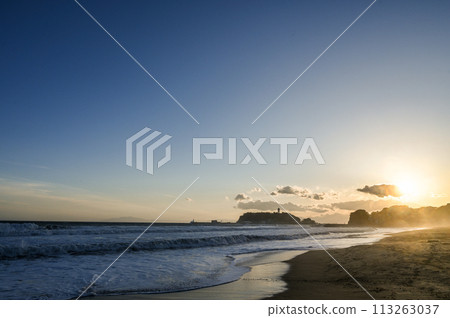 Enoshima and the coast in Shonan, Kanagawa Prefecture in the evening 113263037