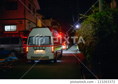 由於騷亂,夜間出動了消防車和救護車。 由於騷亂,夜間出動了消防車和救護車。 113263372