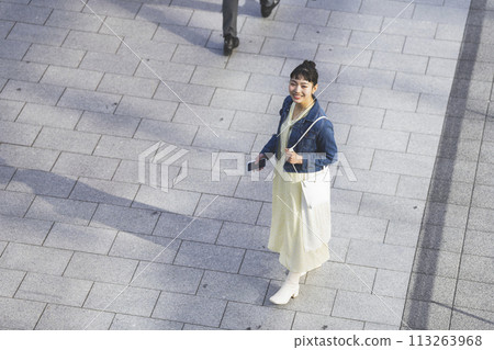 A young woman looking at the camera 113263968