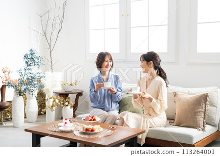 女孩在酒店茶室度過的夜晚的照片 113264001