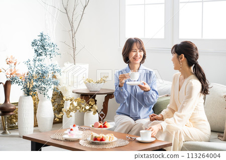 女孩在酒店茶室度過的夜晚的照片 女孩在酒店茶室度過的夜晚的照片 113264004