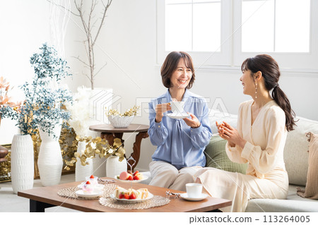 女孩在酒店茶室度過的夜晚的照片 113264005