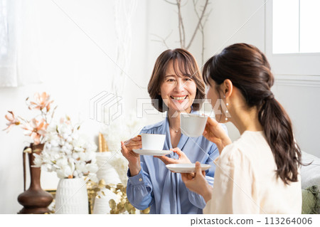 女孩在酒店茶室度過的夜晚的照片 113264006