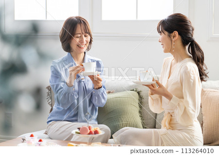 女孩在酒店茶室度過的夜晚的照片 女孩在酒店茶室度過的夜晚的照片 113264010