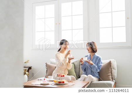 女孩在酒店茶室度過的夜晚的照片 113264011