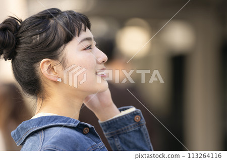 微笑的年輕女子簡介 113264116