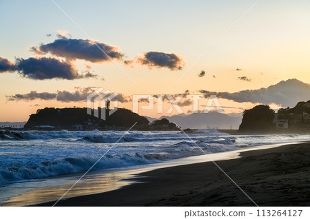 夕陽下的湘南江之島和七里濱 夕陽下的湘南江之島和七里濱 113264127