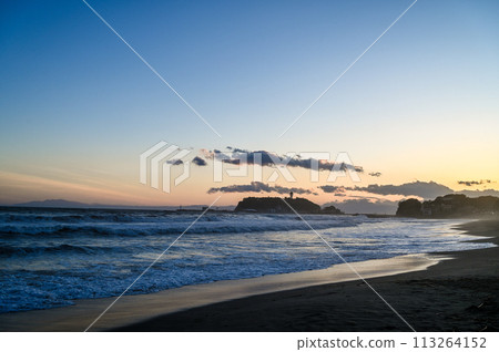 夕陽下的湘南江之島和七里濱 夕陽下的湘南江之島和七里濱 113264152