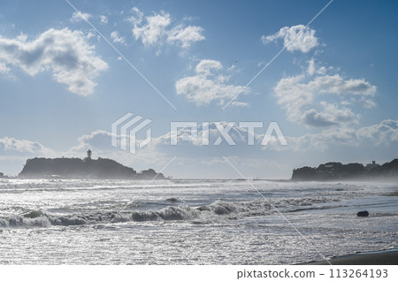 夕陽下的湘南江之島和七里濱 113264193