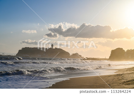夕陽下的湘南江之島和七里濱 113264224