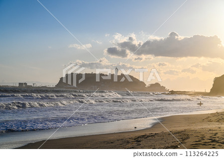 夕陽下的湘南江之島和七里濱 113264225